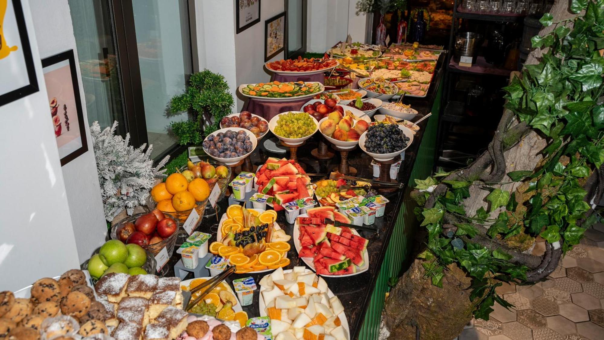Ivy Garden Hotel Баку Екстер'єр фото A buffet of fruit and sweets