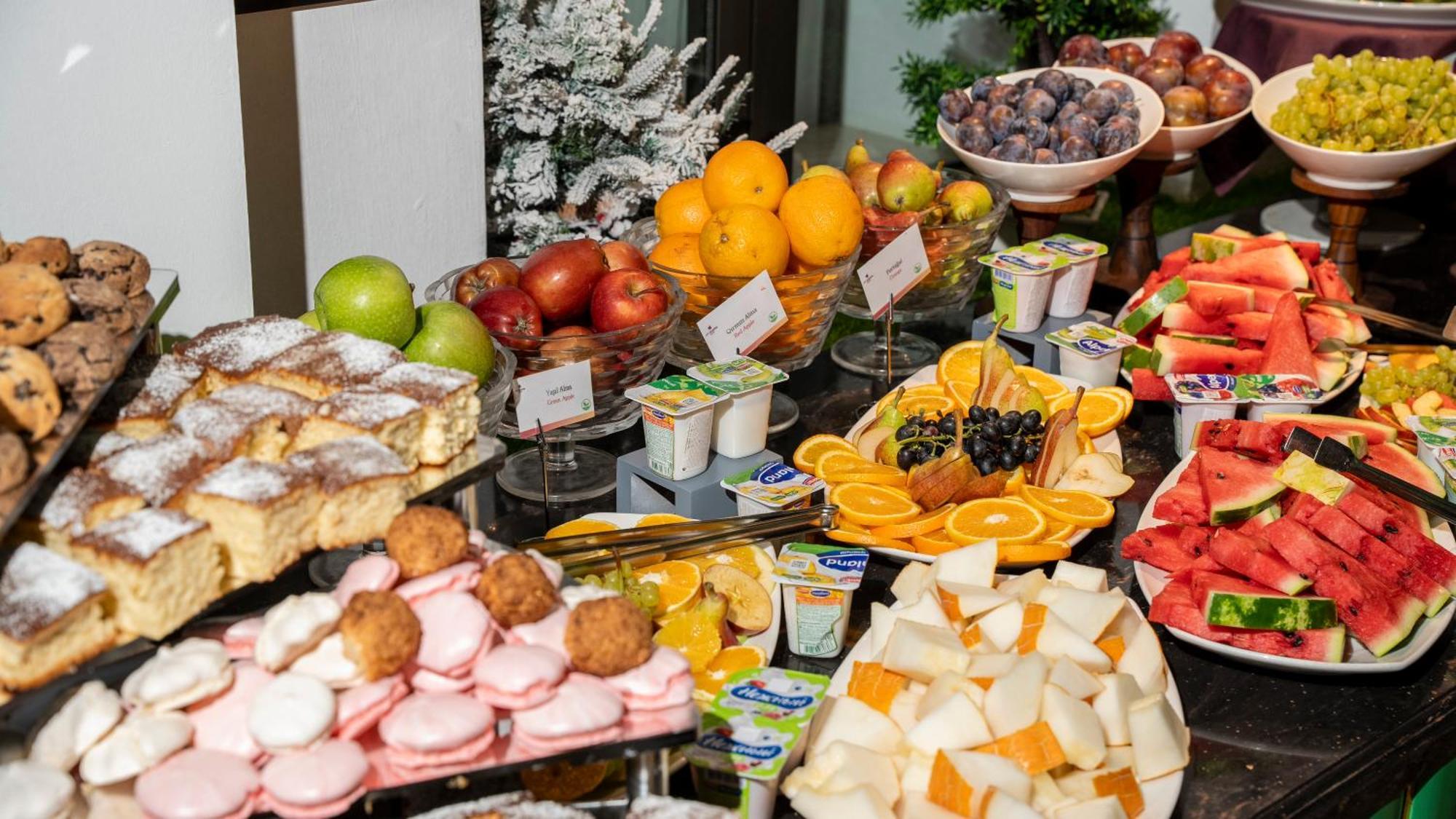 Ivy Garden Hotel Баку Екстер'єр фото A buffet of fruit and ham