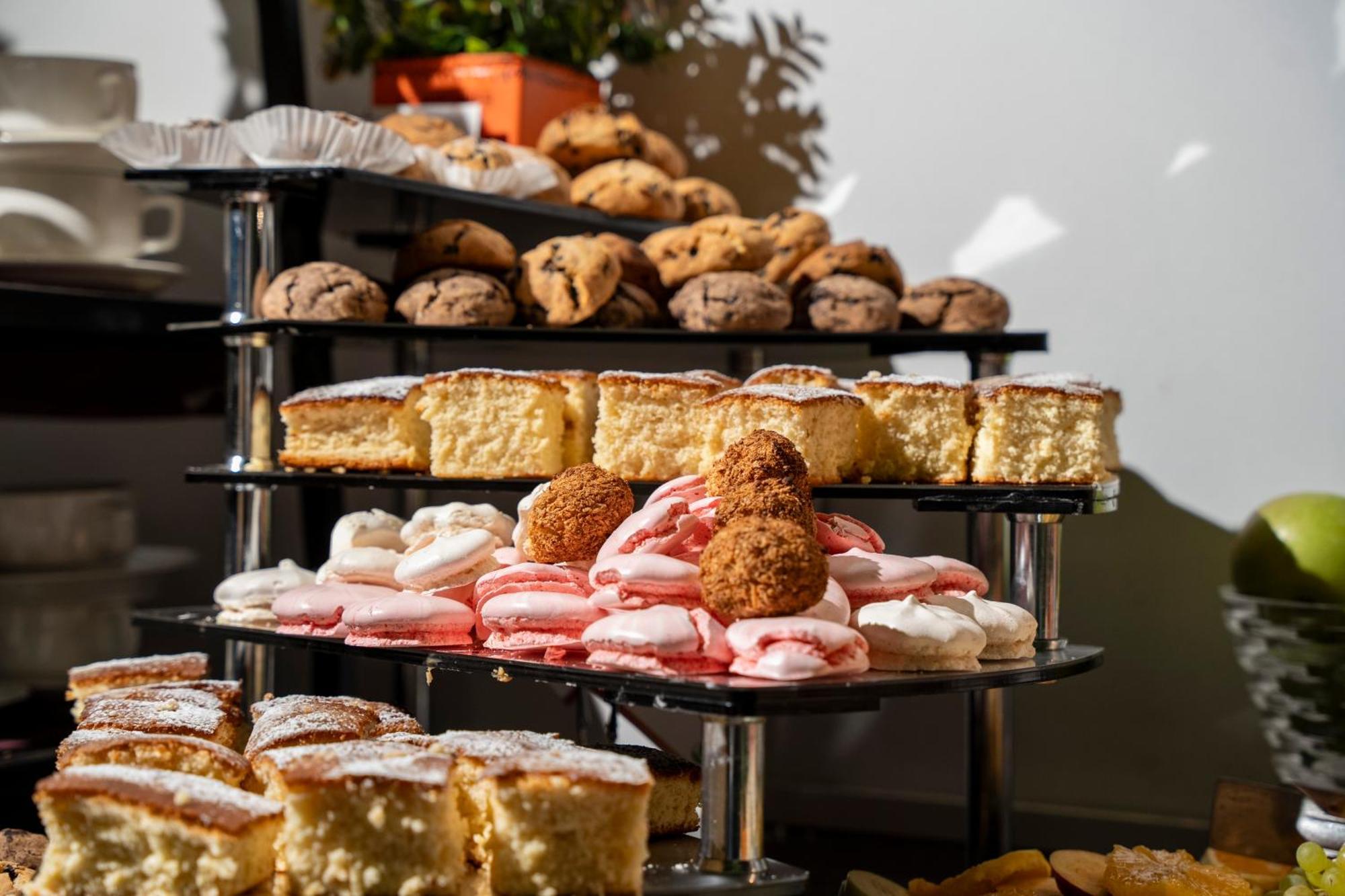 Ivy Garden Hotel Баку Екстер'єр фото A selection of cakes and biscuits